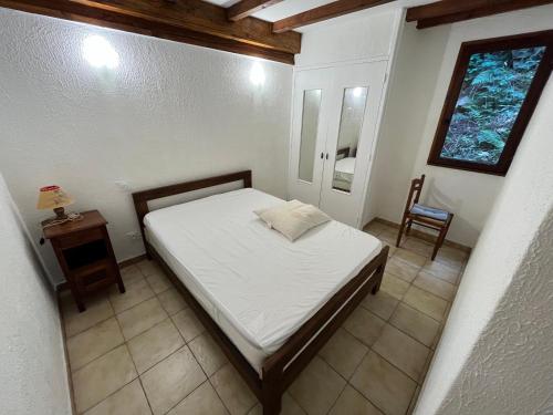 une chambre avec un lit, une table et une chaise dans l'établissement Appartement au lac du laouzas, à Nages