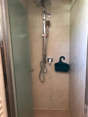 y baño con ducha y manguera. en Villa Susanna, en Brindisi