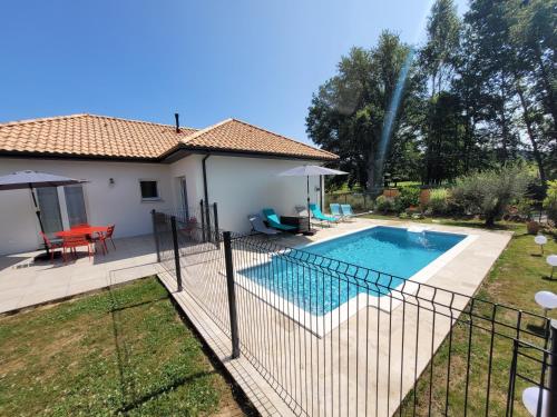 une clôture autour d'une piscine dans une cour dans l'établissement Maison neuve bord de Dordogne, à Lanzac