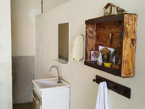 La salle de bains est pourvue d'un lavabo et d'un miroir. dans l'établissement POUSADA MONTE HOREB, à Cachoeira Paulista