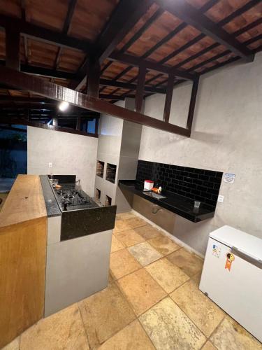 Kuchyň nebo kuchyňský kout v ubytování Residencial Nova Taíba CE com vista para o mar