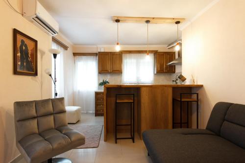 ein Wohnzimmer mit einem Sofa und einer Küche in der Unterkunft Martin Villa Gjirokaster in Gjirokastër