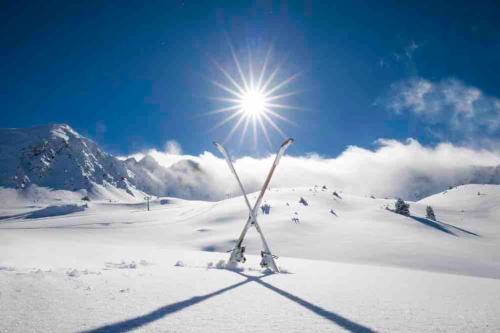 a pair of skis on top of a snow covered mountain at APARTAMENTO CANILLO Wifi-Parquing free-Terraza HUT 5213 in Canillo