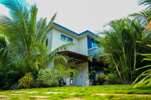 Taman di luar Preety Blue Residence villas