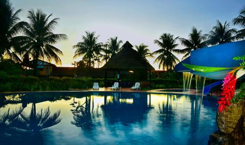 Baseinas apgyvendinimo įstaigoje Cesar's Tropical Hotel arba netoliese