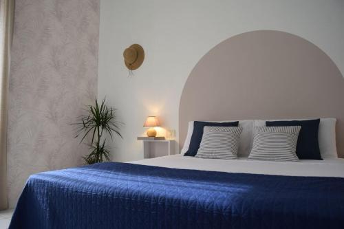 1 dormitorio con cama azul y manta azul en Meridiana case al mare centro, en Mattinata