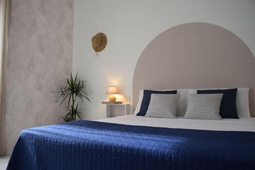 a bedroom with a blue bed with a blue blanket at Levante - Meridiana case al mare in Mattinata