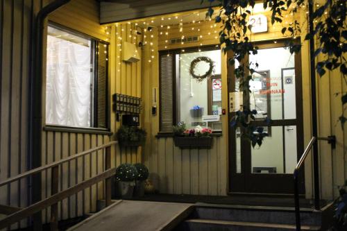 eine Eingangstür eines Gebäudes mit Weihnachtslichtern in der Unterkunft Budget apartment in Kotka # 16 in Kotka