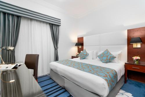  Golden Sands Hotel & Residences -  Room  picture :   Tea/Coffee maker    Internet facilities    Minibar                           