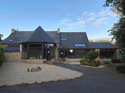 una casa con un patio frente a ella en Les Vestiges du jour en Clohars-Fouesnant