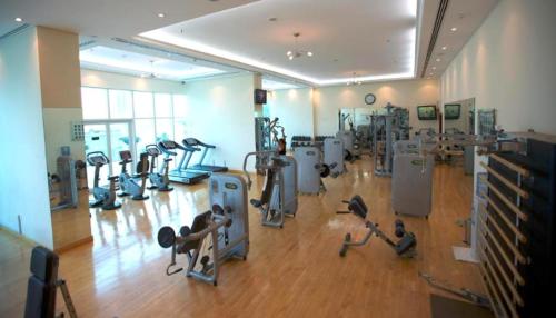 Fitness centrum a/nebo fitness zařízení v ubytování Dubai Marina Private Room, Walk to the beach, Mall & Tram/Metro