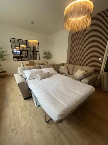 Un pat sau paturi într-o cameră la Coastal Apartments No 1