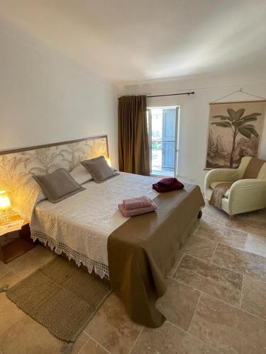 une chambre avec un grand lit et un canapé dans l'établissement Appartement centre Apt Bèlavista luberon, à Apt