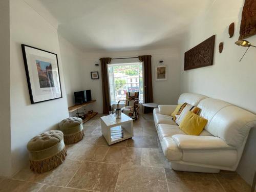 a living room with a white couch and a table at Appartement centre Apt Bèlavista luberon in Apt