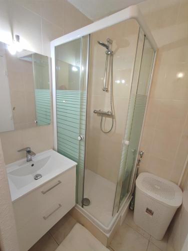 ein Bad mit einer Dusche und einem Waschbecken in der Unterkunft 2 pièces proche plage + parking in Golfe-Juan