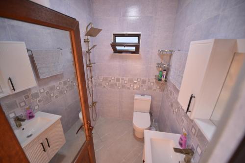 a bathroom with a toilet and a sink at Wonder Inn 