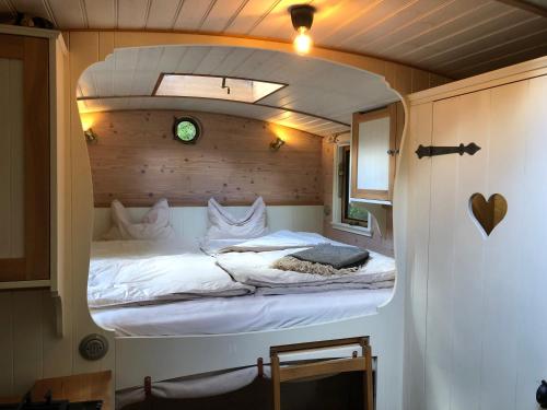 Bett in der Mitte eines Zimmers in der Unterkunft Tinyhouse auf Rädern in Grängesberg