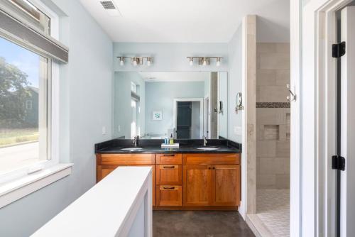 een badkamer met een wastafel en een spiegel bij The Polygon Park Circle Mins to Dwtn and Beach in Charleston