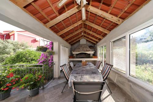 einen Essbereich im Freien mit einem Tisch und Stühlen in der Unterkunft Sea Relaxing Apartment in Bibinje