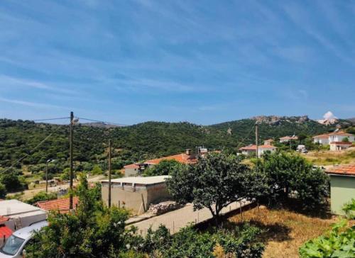 a view of a town with a mountain in the background at Plaja Yakın Dağ ve Deniz Manzaralı 1+1 Daire in Gokceada Town