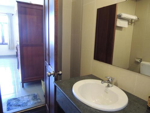 Phòng tắm tại Star Binh Duong Hotel