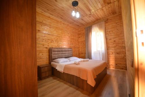 1 dormitorio con 1 cama en una habitación de madera en Wonder Inn 