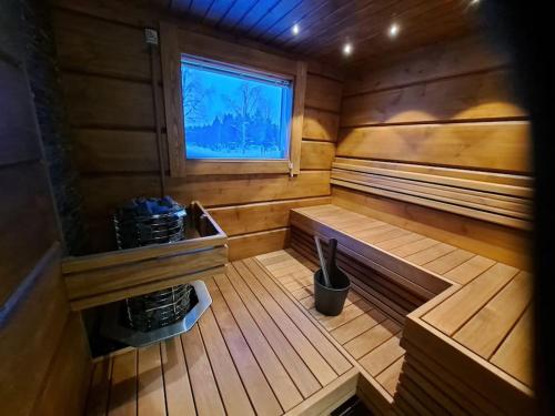 una sauna de madera vacía con una ventana en ella en Your Peace Of Lapland, en Rovaniemi