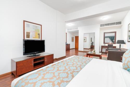  Golden Sands Hotel & Residences -  Room  picture :   Tea/Coffee maker    Internet facilities    Minibar                           