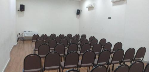 a group of chairs lined up in a room at Pratti Hotel in Linhares