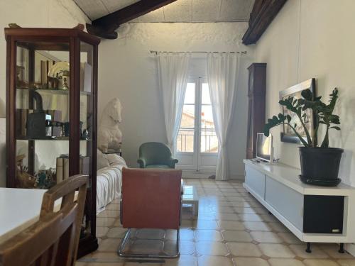 une chambre avec un lit, une chaise et un miroir dans l'établissement LOFT-HOLIDAY 3 Appartement spacieux à proximité de la plage, à Pinet