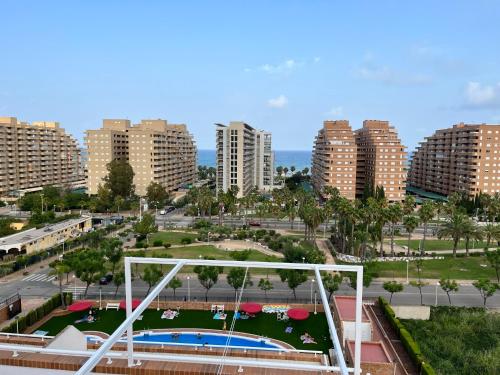 vistas a una ciudad con piscina y edificios en ACV - Torremar-2ª linea planta 7 Frontal, en Oropesa del Mar