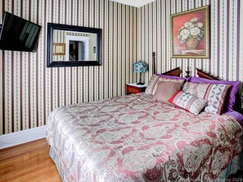 um quarto com uma cama grande e um espelho em Two bedrooms unit with jacuzzi and great view em Cataratas do Niágara