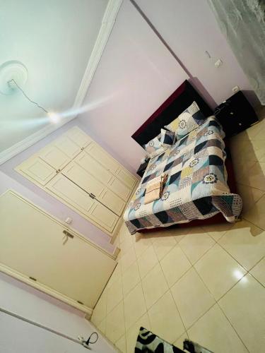 - une petite chambre avec un lit dans l'établissement مغوغة كبيرة طريق تطوان, à Tanger
