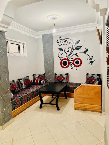 - un salon avec un canapé et une table dans l'établissement مغوغة كبيرة طريق تطوان, à Tanger