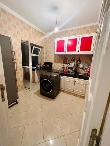 - une cuisine avec un lave-linge dans la chambre dans l'établissement مغوغة كبيرة طريق تطوان, à Tanger