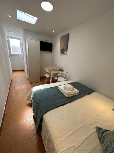 - une chambre avec un lit et une table dans l'établissement Apartamento Emma, à Puerto del Carmen