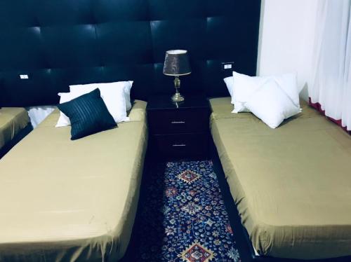 Giường trong phòng chung tại Petra Roots House