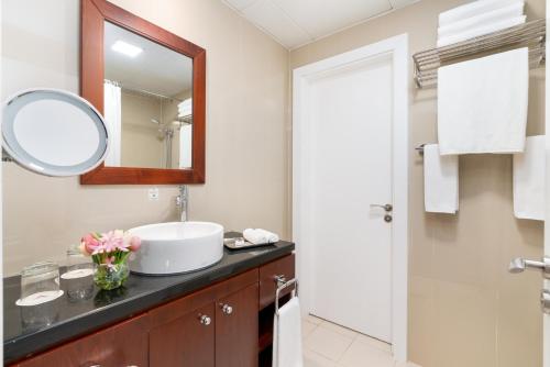  Golden Sands Hotel & Residences -  Room  picture :   Tea/Coffee maker    Internet facilities    Minibar                           