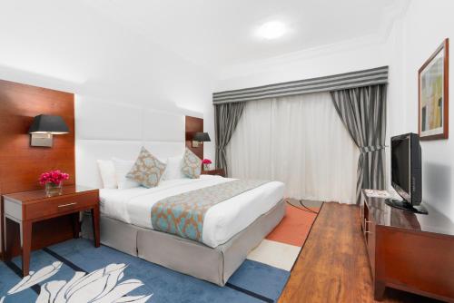  Golden Sands Hotel & Residences -  Room  picture :   Tea/Coffee maker    Internet facilities    Minibar                           