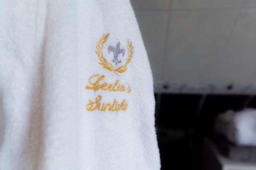 a white towel with a logo on it at Leeloo s Sunlight in Hodenhagen