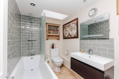 uma casa de banho com uma banheira, um WC e um lavatório. em The Limes-3 bed, central Henley em Henley on Thames