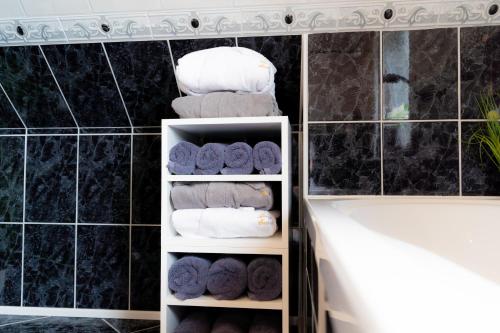 a bathroom with towels and a bath tub at Leeloo s Sunlight in Hodenhagen