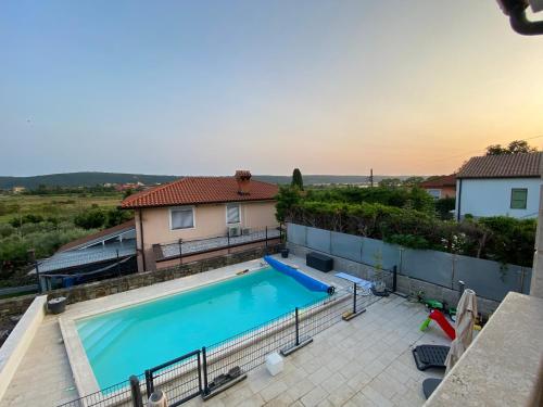 a swimming pool on the roof of a house at POP'S POOL PLACE in Sečovlje