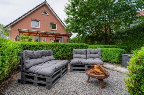 two chairs and a table and a fire pit at Leeloo s Sunlight in Hodenhagen