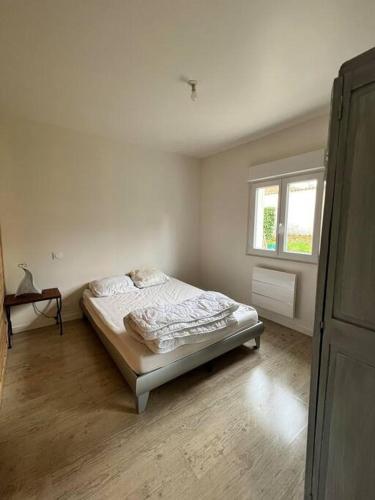1 dormitorio con cama y ventana en Chalet à proximité du lac villefranche de panat, en Lestrade-et-Thouels