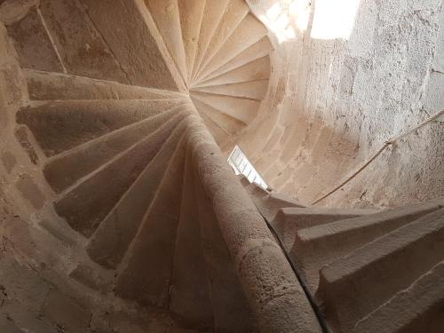 uma vista para uma escada em espiral num edifício em La Maison des Echevins em Vabres-lʼAbbaye