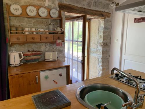 una cucina con lavandino e piano di lavoro di Coutillard a Parisot