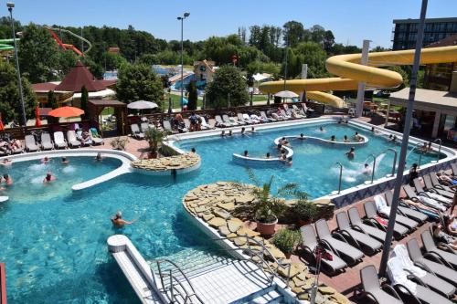 una piscina en un complejo con gente nadando en él en Hanna-Bella Apartman Zalakaros, en Zalakaros