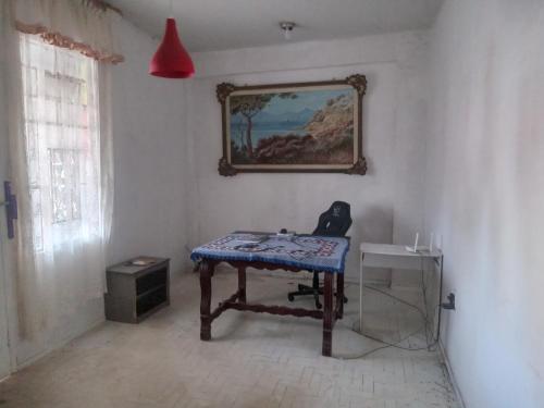 una habitación con una mesa y una foto en la pared en Hostel Leonardo 10 Estrelas en Vitória