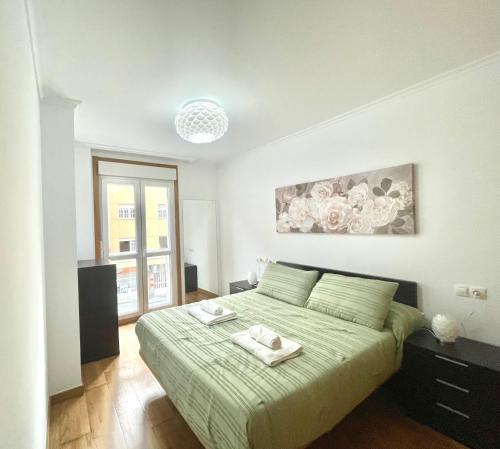 um quarto com uma cama verde num quarto em RELAX VIVEIRO em Viveiro